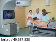doctor explaining patient mri scan on screen. Стоковое фото, агентство Ingram Publishing / Фотобанк Лори