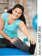 fit woman high body flexibility stretching her leg. Стоковое фото, агентство Ingram Publishing / Фотобанк Лори