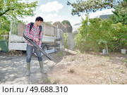 Builder using a leaf blower. Стоковое фото, агентство Ingram Publishing / Фотобанк Лори