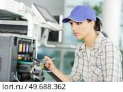 happy young woman on printer maintenance. Стоковое фото, агентство Ingram Publishing / Фотобанк Лори