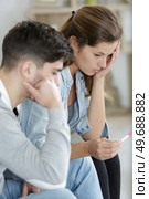 upset couple looking at pregnancy test. Стоковое фото, агентство Ingram Publishing / Фотобанк Лори