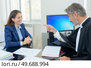 portrait of judge talking with client. Стоковое фото, агентство Ingram Publishing / Фотобанк Лори