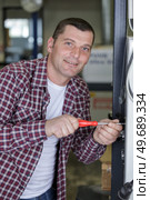 construction worker assembles a metal frame. Стоковое фото, агентство Ingram Publishing / Фотобанк Лори