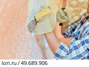 Mason chiseling at a wall. Стоковое фото, агентство Ingram Publishing / Фотобанк Лори