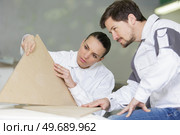 man and woman workers in the carpentry workshop. Стоковое фото, агентство Ingram Publishing / Фотобанк Лори