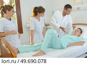 a physical therapist with patient. Стоковое фото, агентство Ingram Publishing / Фотобанк Лори