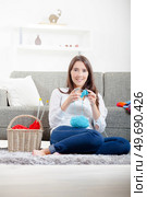 Lady sat on floor, knitting. Стоковое фото, агентство Ingram Publishing / Фотобанк Лори