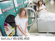 women working at an industrial laundry. Стоковое фото, агентство Ingram Publishing / Фотобанк Лори