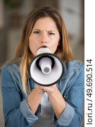 front view of woman speaking through a megaphone. Стоковое фото, агентство Ingram Publishing / Фотобанк Лори