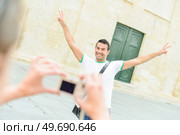 a playful couple posing outdoors. Стоковое фото, агентство Ingram Publishing / Фотобанк Лори