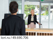 a woman entering hotel lobby. Стоковое фото, агентство Ingram Publishing / Фотобанк Лори