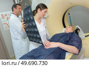 doctor showing digital tablet to patient. Стоковое фото, агентство Ingram Publishing / Фотобанк Лори