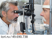 portrait of an optical examination. Стоковое фото, агентство Ingram Publishing / Фотобанк Лори