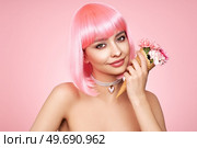 Beauty model portrait with pink hair. Bob short Haircut. Beautiful glamorous girl with flower ice cream. Стоковое фото, агентство Ingram Publishing / Фотобанк Лори