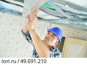 a worker is routing cables. Стоковое фото, агентство Ingram Publishing / Фотобанк Лори