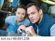 2 coleagues at work in a steel factory. Стоковое фото, агентство Ingram Publishing / Фотобанк Лори
