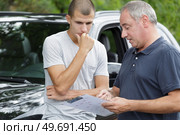 loss adjuster insurance agent inspecting damaged car. Стоковое фото, агентство Ingram Publishing / Фотобанк Лори