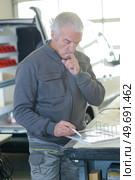 senior worker reading the next route. Стоковое фото, агентство Ingram Publishing / Фотобанк Лори