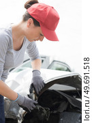 portrait of female car restorer. Стоковое фото, агентство Ingram Publishing / Фотобанк Лори