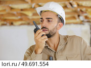male worker in helmet with walkie talkie. Стоковое фото, агентство Ingram Publishing / Фотобанк Лори