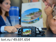 young female photographer learning by a master photographer. Стоковое фото, агентство Ingram Publishing / Фотобанк Лори