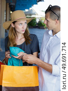 a couple during shopping issue. Стоковое фото, агентство Ingram Publishing / Фотобанк Лори