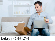 man in house buying online. Стоковое фото, агентство Ingram Publishing / Фотобанк Лори