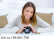 a piggy bank and a woman. Стоковое фото, агентство Ingram Publishing / Фотобанк Лори