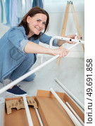 happy woman making a furniture. Стоковое фото, агентство Ingram Publishing / Фотобанк Лори