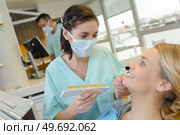 inspecting the size of the teeth. Стоковое фото, агентство Ingram Publishing / Фотобанк Лори