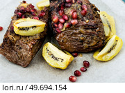Cooked veal meat in kiwi and pomegranate sauce. Healthy food. Beef meat baked with kiwi and pomegranate. Стоковое фото, агентство Ingram Publishing / Фотобанк Лори