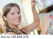 girl working in cigarette shop. Стоковое фото, агентство Ingram Publishing / Фотобанк Лори