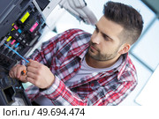 portrait of man servicing photo copier. Стоковое фото, агентство Ingram Publishing / Фотобанк Лори