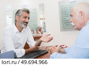 doctor explaining senior man how eye works. Стоковое фото, агентство Ingram Publishing / Фотобанк Лори