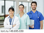 medical practitioners and young surgeons looking at camera. Стоковое фото, агентство Ingram Publishing / Фотобанк Лори