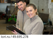 man and woman auto mechanics in a car workshop. Стоковое фото, агентство Ingram Publishing / Фотобанк Лори