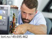 male worker disassembled a pc. Стоковое фото, агентство Ingram Publishing / Фотобанк Лори