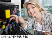 young lady servicing a photocopier. Стоковое фото, агентство Ingram Publishing / Фотобанк Лори