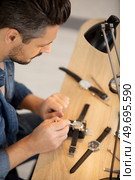 clockmaker repairing wrist watch with macro shot. Стоковое фото, агентство Ingram Publishing / Фотобанк Лори
