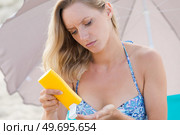 young woman with healthy skin applying suncream. Стоковое фото, агентство Ingram Publishing / Фотобанк Лори