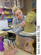 sculptor posing with an art. Стоковое фото, агентство Ingram Publishing / Фотобанк Лори