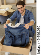 man receiving empty parcel with stolen goods. Стоковое фото, агентство Ingram Publishing / Фотобанк Лори