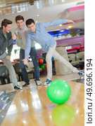 men having fun in the bowling center. Стоковое фото, агентство Ingram Publishing / Фотобанк Лори