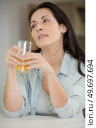 contemplative woman holding a glass of juice. Стоковое фото, агентство Ingram Publishing / Фотобанк Лори