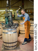 a male worker sealing the barrel. Стоковое фото, агентство Ingram Publishing / Фотобанк Лори