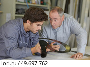 engineer checking trainees work on factory floor. Стоковое фото, агентство Ingram Publishing / Фотобанк Лори