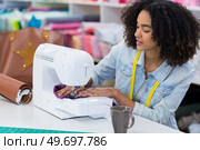 young woman sewing with sewing machine. Стоковое фото, агентство Ingram Publishing / Фотобанк Лори