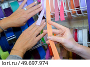 Women comparing strips of ribbon. Стоковое фото, агентство Ingram Publishing / Фотобанк Лори