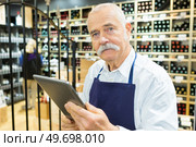 portrait of senior winemaker with tablet. Стоковое фото, агентство Ingram Publishing / Фотобанк Лори