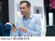 a male customer buying vapeur refill. Стоковое фото, агентство Ingram Publishing / Фотобанк Лори